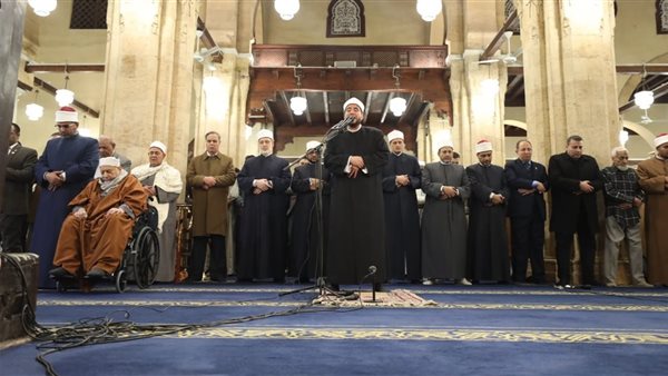  آلاف المصلين يؤدون