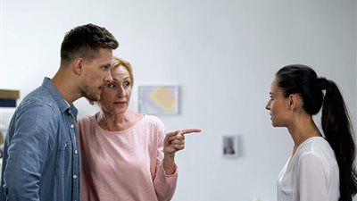 زوجة تطلب الطلاق بسبب ولاء زوجها لوالدته: بيطلب إذن أمه قبل ما يخرج معايا