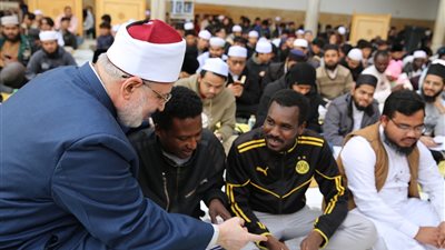 تنفيذًا لتوجيهات الإمام الطيب.. وكيل الأزهر يشارك الطلاب الوافدين إفطارهم بالجامع الأزهر للعام الرابع