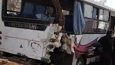 إصابة 25 شخصًا إثر انقلاب أتوبيس بعد اصطدامه بتريلا على الطريق الإقليمي | بث مباشر