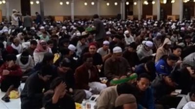 إقبال كثيف من الطلاب الوافدين للمشاركة في إفطار الأزهر الشريف السنوي| بث مباشر 