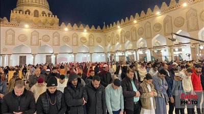 خشوع ودعاء.. المصلون يؤدون صلاة التراويح بالمساجد في رابع ليالي شهر رمضان | بث مباشر