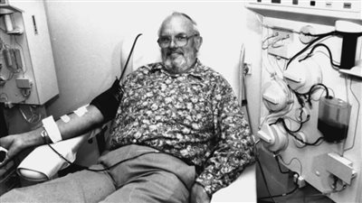 أنقذ 2.4 مليون صغير.. وفاة جيمس هاريسون أحد أكبر المتبرعين بالدم في العالم