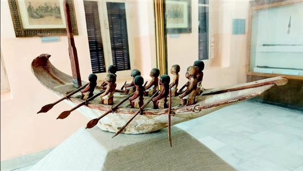  نموذج لقارب من الخشب