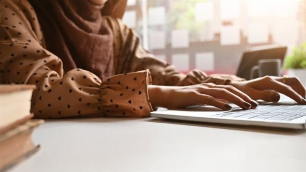 امرأة تعمل - تعبيرية