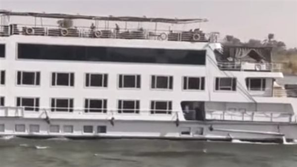 الباخرة السياحية