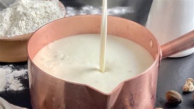 طريقة البشاميل بالدقيق والحليب في الخلاط.. ووصفة بدون دقيق