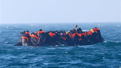 البحرية الفرنسية ترفض إنقاذ 60 مهاجرًا رغم تعرضهم للخطر.. وتطلب تدخلا بريطانيّا 