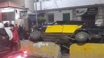 إصابة شخصين في انقلاب سيارة تاكسي بالإسكندرية 