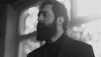 بسبب أغنية عن الحجاب الإلزامي.. معاقبة مغنٍ إيراني شهير بـ 74 جلدة 