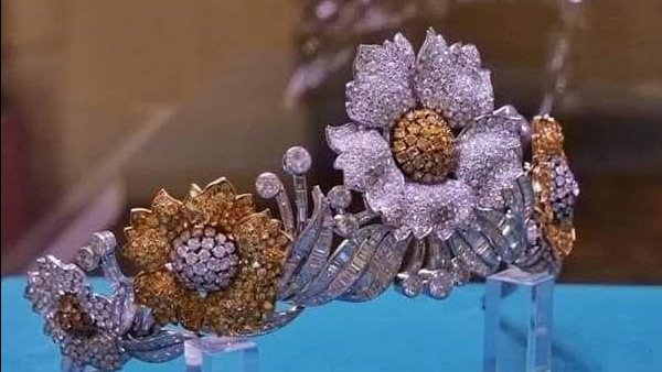 تاج الزهور مصنوع