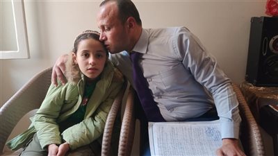 علشان محضرتش الطابور.. ولي أمر تلميذة يتهم مدير مدرسة بالتعدي عليها بخرطوم أنبوبة بالبحيرة