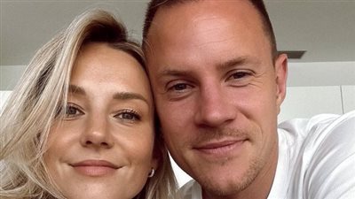 خانته مع مدربها الشخصي.. سبب انفصال تير شتيجن عن زوجته