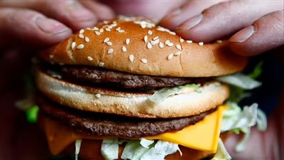 تمزق في المعدة.. نقل رجل إلى الطوارئ بعد تحدي برجر ضخم 