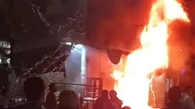 بسبب ماس كهربائي.. حريق هائل يلتهم محلين بإسنا والحماية المدنية تتدخل