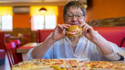 دراسة تحذر من تأثير الأطعمة الدهنية على أدمغة كبار السن