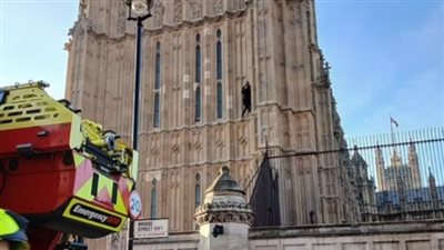 متظاهر مؤيد لفلسطين يتسلق برج بيج بن حافي القدمين