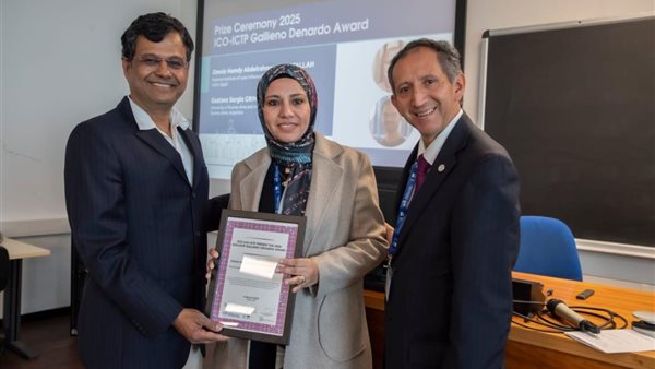 الباحثة أثناء تسلم