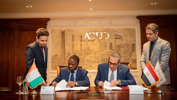 جانب من توقيع العقود