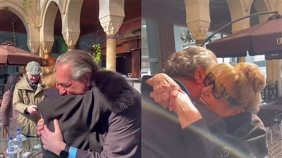 منى واصف تستقبل نجلها عمار عبد الحميد بعد غياب أكثر من 20 عامًا عن سوريا