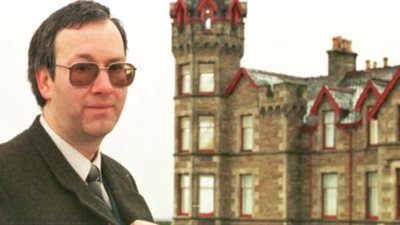 غرفة تحت الأرض.. مدير مدرسة اسكتلندي يخصص منزله لـ تعذيب النساء منذ 25 عامًا 