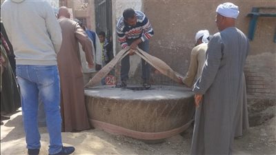 بعد نشر القاهرة 24.. الآثار تستجيب لإنقاذ كتلة حجرية بسوهاج تم اكتشافها في الشارع