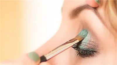 لماذا يشكل الإفراط في استخدام المكياج خطرًا على الصحة؟ .. تعرف على التفاصيل