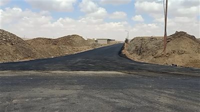 محافظ الجيزة: رصف وتطوير طرق حيوية بمركز الواحات البحرية لتسهيل حركة تنقل المواطنين