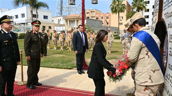 محافظ البحيرة تضع