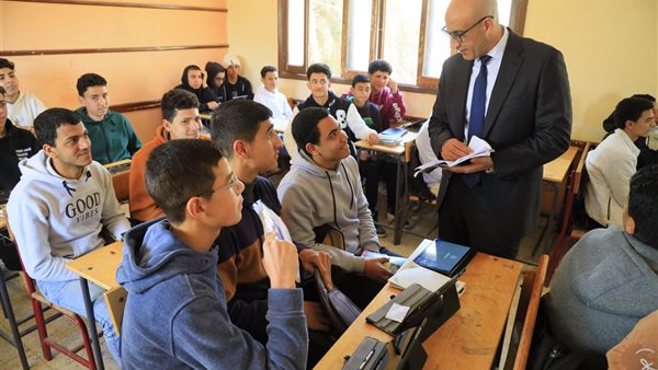 وزير التعليم مع الطلاب