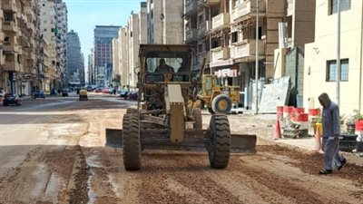 إصلاح حفر تسببت في إعاقة مرورية بالإسكندرية.. وصيانة شبكة الطرق وترميم الأرصفة المتهالكة بالأحياء