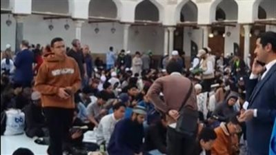 آلاف الطلاب الوافدين مجتمعون بصحن الجامع الأزهر لتناول وجبة الإفطار| بث مباشر 