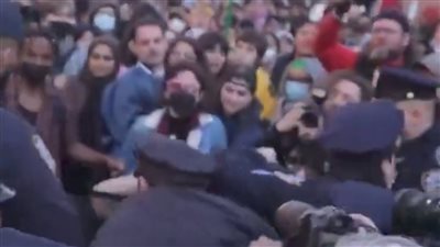 اعتقال الطالب محمود خليل يسبب أزمة في أمريكا.. دعوات للإفراج عنه ومواجهات بين الشرطة والمتظاهرين