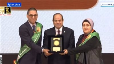 احتفالا بيوم الشهيد.. السيسي يكرم عددًا من أسر الشهداء ومصابي العمليات الحربية