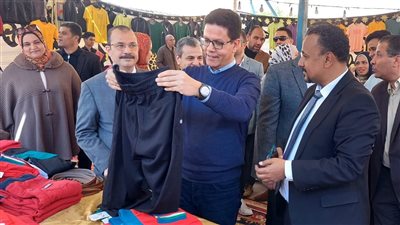 القطعة بـ50 جنيهًا.. رئيس جامعة بنها يفتتح المعرض الخيري للملابس لطلاب كلية التربية النوعية