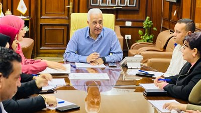 قنا تختار 4 أمهات.. اجتماع بديوان المحافظة لمعايير اختيار الأم المثالية 2025