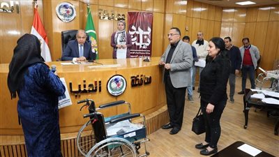 محافظ المنيا يوجه بتوفير فرص عمل وصرف مساعدات مالية وعينية لأسر أولى بالرعاية