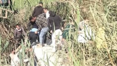 مصرع شخصين وإصابة 9 آخرين إثر انقلاب سيارة أجرة بطريق البراجيل - أوسيم| بث مباشر