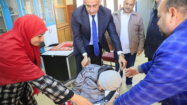 وزير التعليم مع الطالب