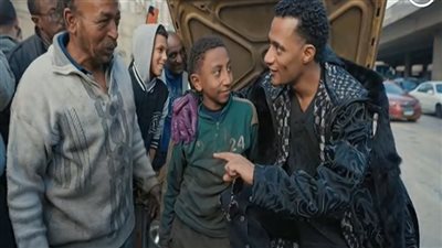 محمد رمضان يهدي طفلا يعمل مع ميكانيكي 100 ألف.. وتفاصيل واقعة الصنايعي مع برنامج مدفع رمضان
