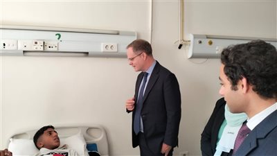 السفير البريطاني بالقاهرة يزور الجرحى الفلسطينيين في مستشفى العريش العام