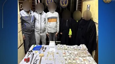 دمغ وفواتير مقلدة.. القبض على تشكيل عصابي بتهمة الإتجار في الذهب المغشوش بالقاهرة