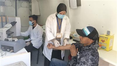 الكشف على 1245 مواطنًا خلال قافلة طبية بالمنيا