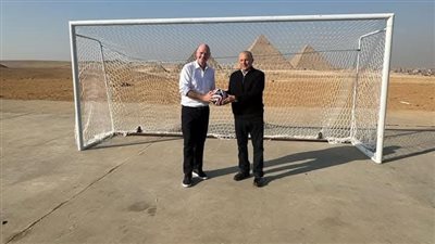 إنفانتينو وأبو ريدة يستعرضان كرة كأس العالم للأندية أمام الأهرامات