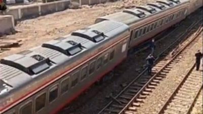 بعد اصطدام جرار الإمداد به.. إصابة قائد قطار ركاب مطروح ونقله إلى المستشفى | خاص