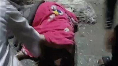 نايمة على الأسفلت| سيدة تعرقل حركة المرور في قنا.. والأهالي: خايفين نقرب منها