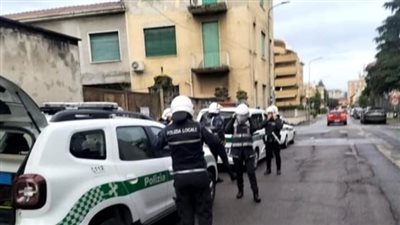 مصري يهدد الشرطة الإيطالية بـ الله سيعاقبكم خلال اعتدائه عليهم في بريسو 