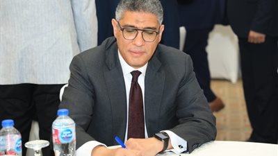 محافظ الجيزة يعتمد ترقية 39 معلمًا وأخصائيًا من شاغلي وظائف المعلمين