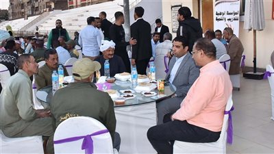 تنظيم مائدة إفطار جماعي لعمال النظافة.. محافظ الأقصر يتلقى تهنئة رمضان من طالبات الراهبات الفرنسيسكانيات