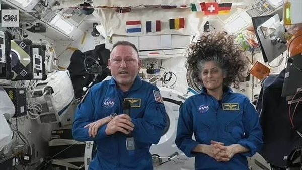 رواد الفضاء العالقين